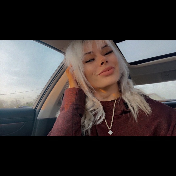 Profile Picture of Cassandra Longfield (@clongfield09) on Poshmark