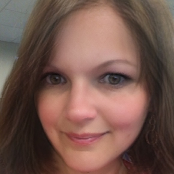 Profile Picture of Angela Huenink (@ahuenink) on Poshmark