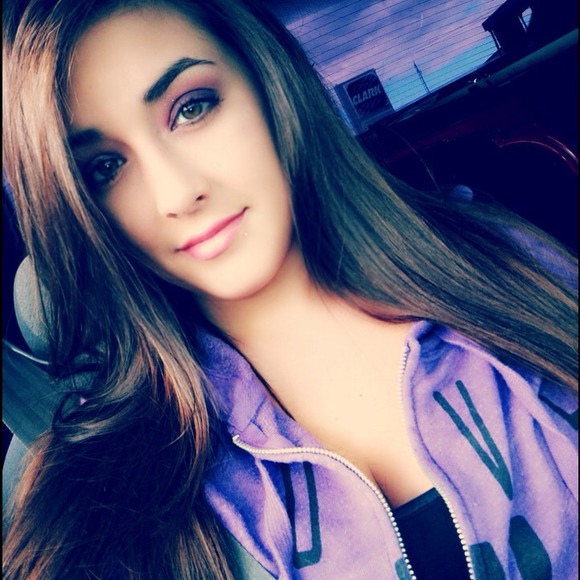 Profile Picture of Veronica Gladstone (@roniiigurl) on Poshmark