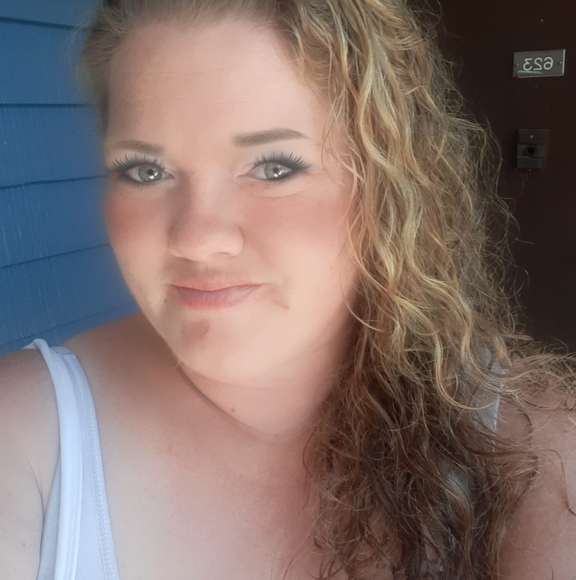 Profile Picture of Amanda Serjeant (@amanda_mayewski) on Poshmark