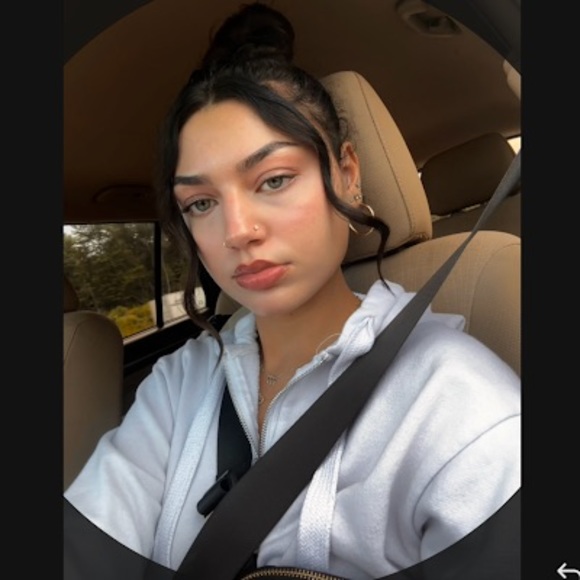 Profile Picture of Gabraella Vance (@gabraellav) on Poshmark