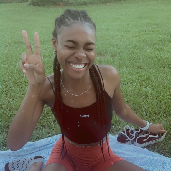 Profile Picture of Ariel Mack (@arielpeeps) on Poshmark