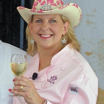 Profile Picture of Molly Fowler (@TheDiningDiva) on Twitter