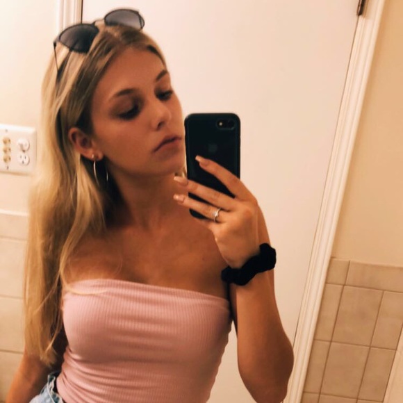 Profile Picture of Julia Sommer (@juliaasommerr) on Poshmark
