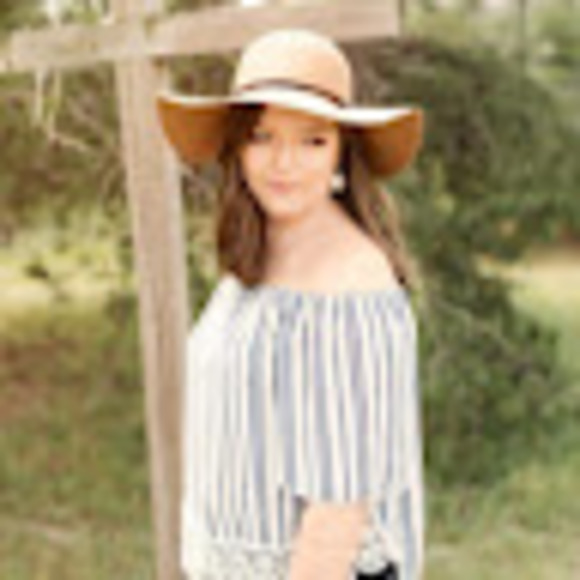 Profile Picture of Josie Samuelian (@josamuelian1) on Poshmark