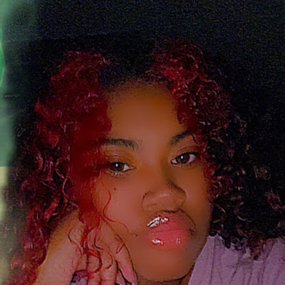 Profile Picture of Essence Bates (@essencebates3) on Poshmark