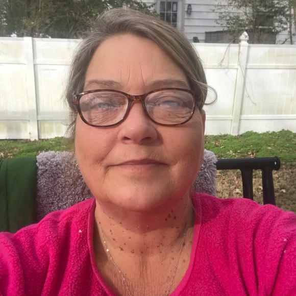 Profile Picture of Robin Holliday (@rlholliday) on Poshmark