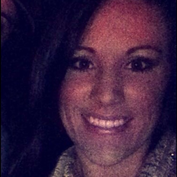 Profile Picture of Laurie Casey (@lac0108) on Poshmark