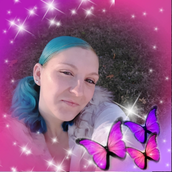 Profile Picture of Rebbecca Heisey (@rebbeccaheisey) on Poshmark