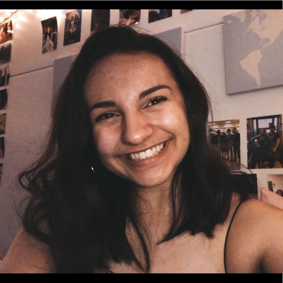 Profile Picture of Sam Fay (@samantthafay) on Poshmark