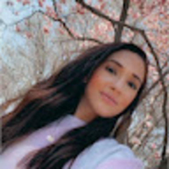 Profile Picture of Shelly Cox (@shellybiddle86) on Poshmark