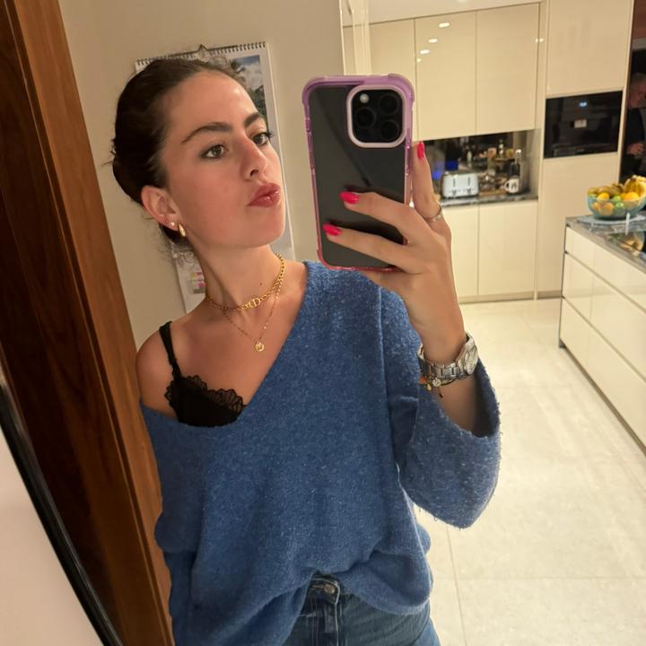 Profile Picture of lora (@lora_vsn) on Tiktok