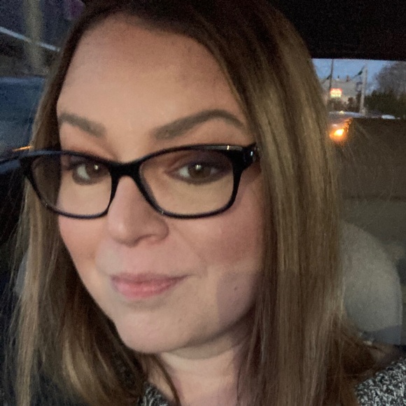 Profile Picture of Mandy Locke (@mandy_locke) on Poshmark