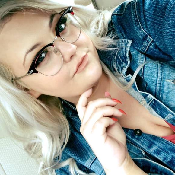 Profile Picture of Carly Degolyer (@carlydegolyer) on Poshmark