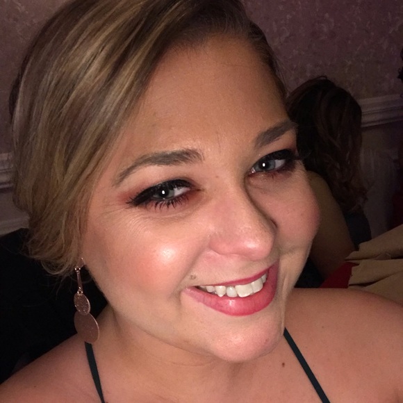 Profile Picture of Kristin Gummoe (@kgummoe) on Poshmark