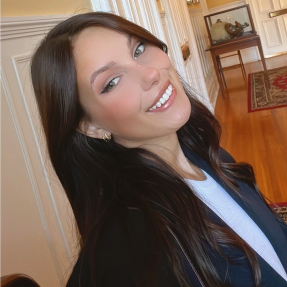 Profile Picture of Eve Gaudreault (@evegaudreault) on Poshmark