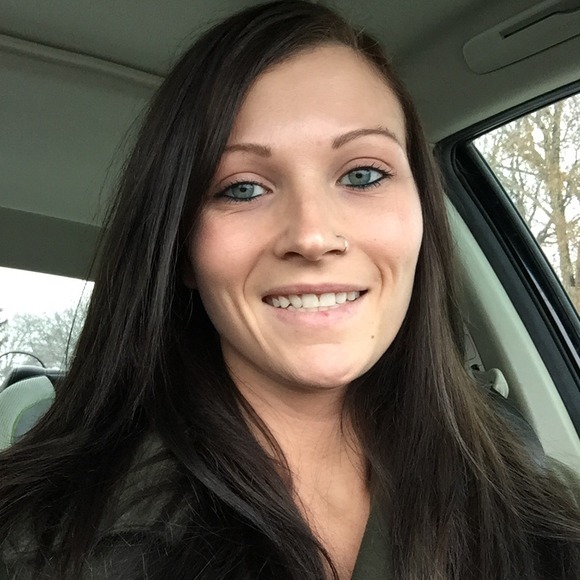 Profile Picture of Amanda Renner (@_uhmanduh_) on Poshmark