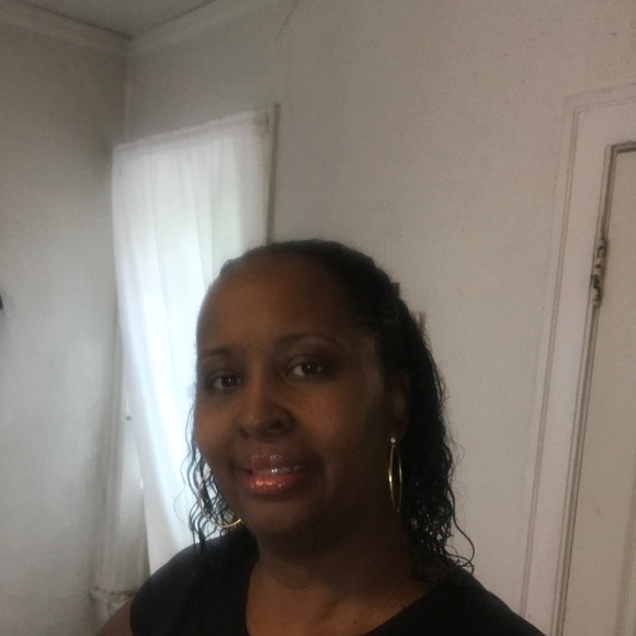 Profile Picture of Tiffinie Grier (@griertiffinie) on Poshmark