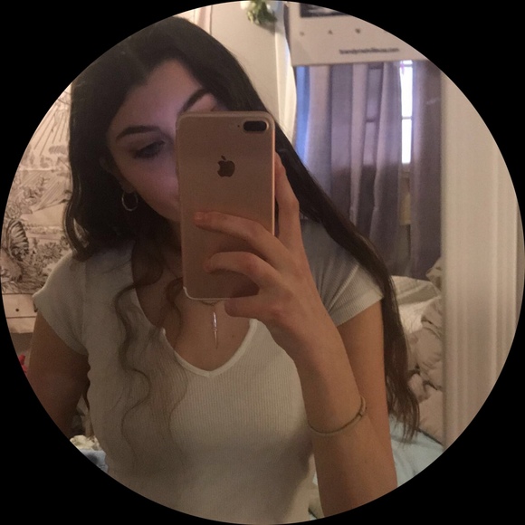 Profile Picture of Alina Mozzer (@alinam358) on Poshmark