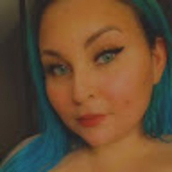 Profile Picture of Ruby Quinn (@rubbii_quinn) on Poshmark