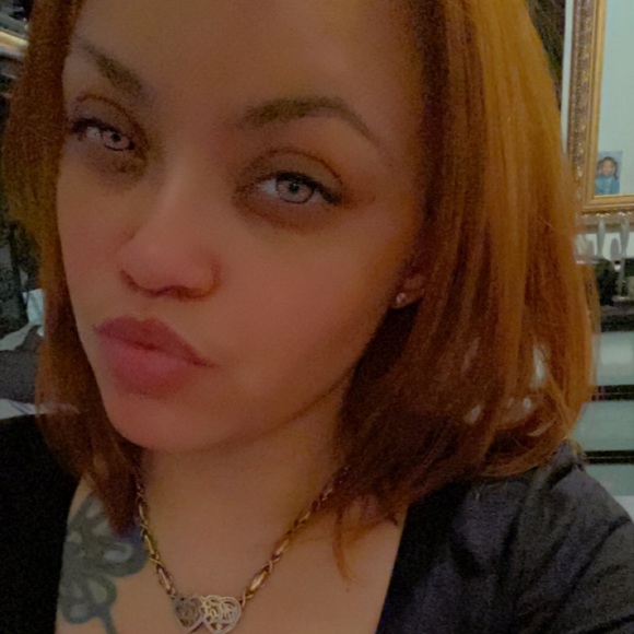 Profile Picture of Liz Carreras (@raemonstuh23) on Poshmark