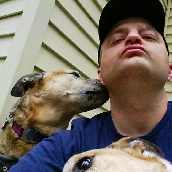 Profile Picture of Christopher Cook (@cgcook81) on Poshmark