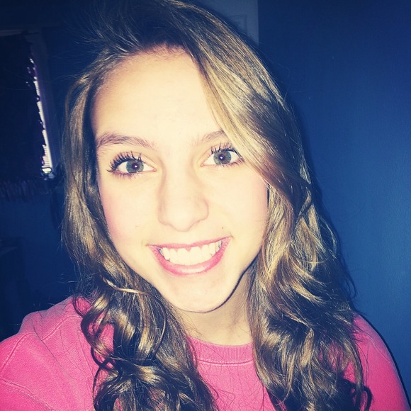 Profile Picture of Emily Schadt (@emilyschadt) on Poshmark