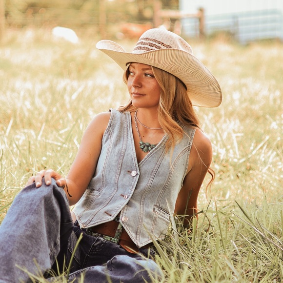 Profile Picture of Charlsie Tigart (@charlsietigart) on Poshmark