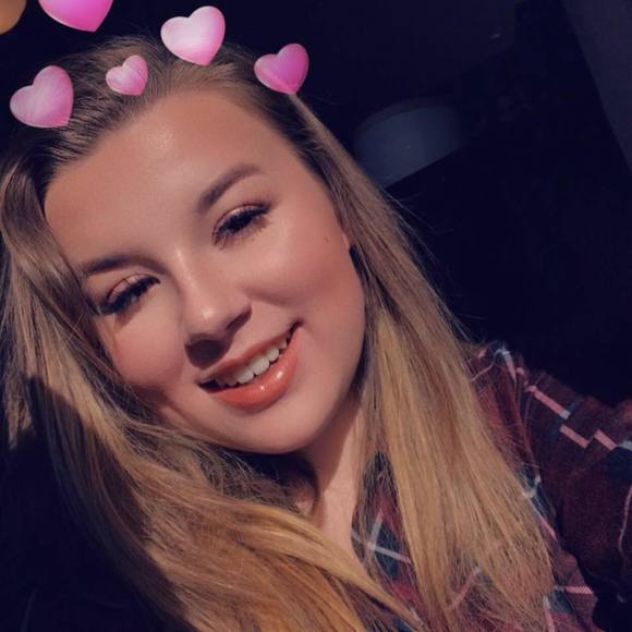 Profile Picture of Lauren Vanhulle (@laurenvanhulle) on Poshmark