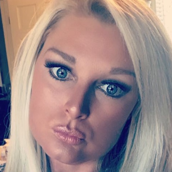 Profile Picture of April Hueter (@april_hueter) on Poshmark