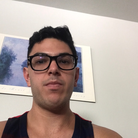 Profile Picture of Alexander Raskin (@raskin55) on Poshmark