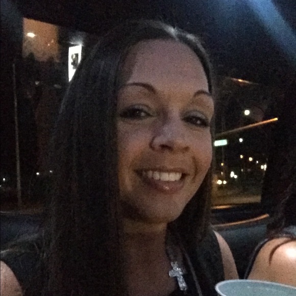 Profile Picture of Jeanny Quaresma (@jeannyq) on Poshmark
