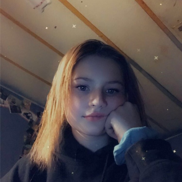 Profile Picture of Ashlee Langwell (@ashleelangwell) on Poshmark