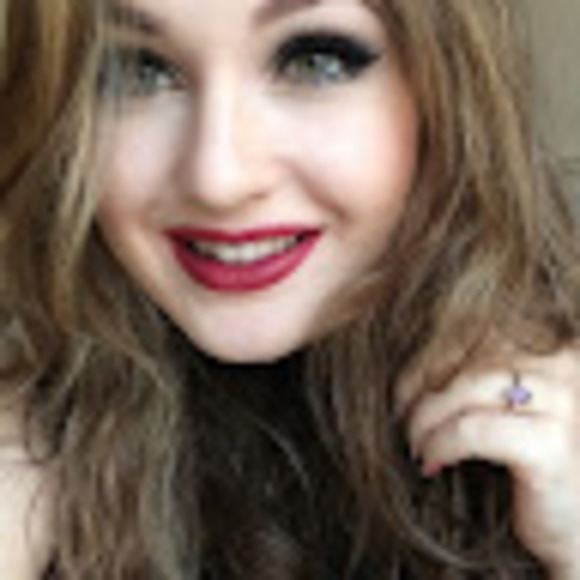 Profile Picture of Justine Ledoux (@ledouxcosmetics) on Poshmark