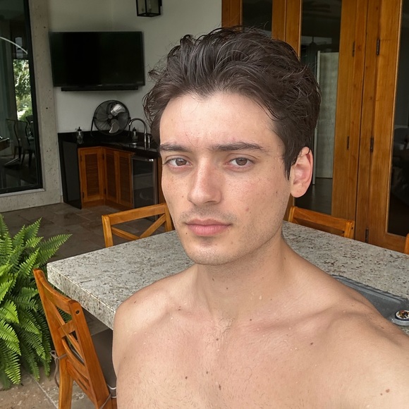 Profile Picture of Alex Swenson (@swen_xx) on Poshmark
