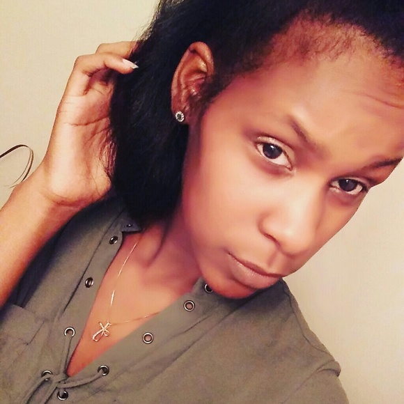 Profile Picture of Candace Amest (@cnicolee23) on Poshmark