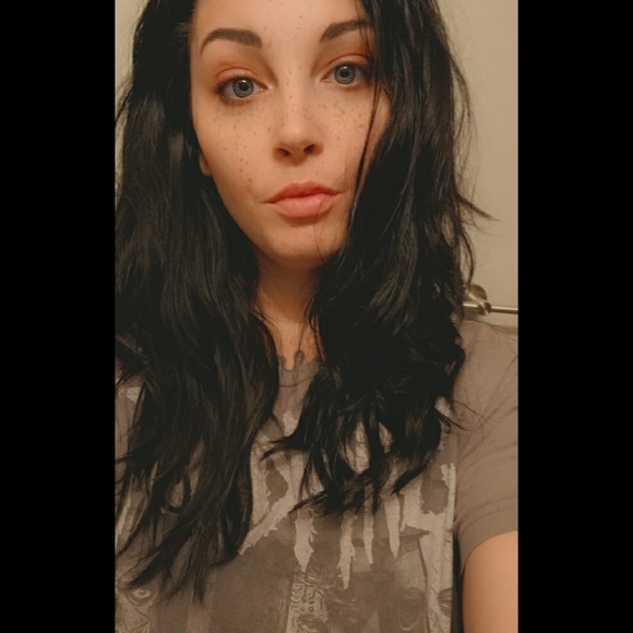 Profile Picture of Danielle Reedy (@danni_89) on Poshmark