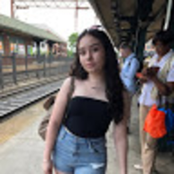 Profile Picture of Anna Cordova (@anna_cordova) on Poshmark