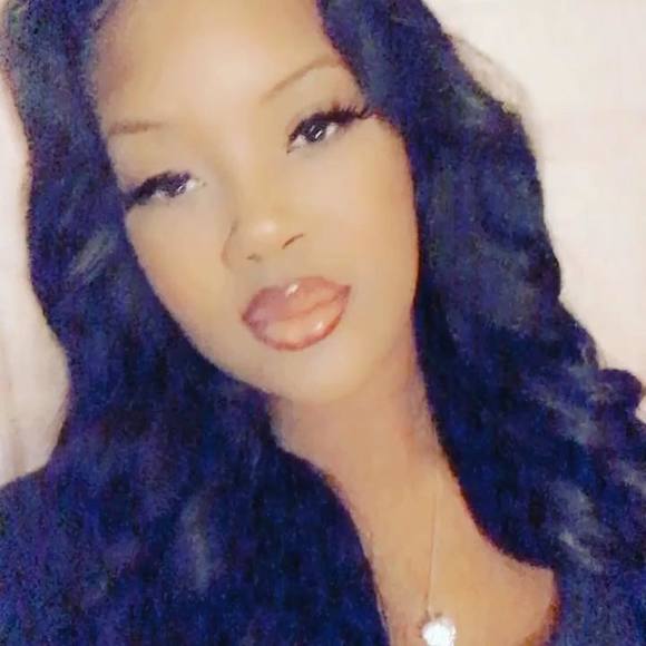 Monique Dotson - Poshmark Profile Picture of Monique Dotson (@mo_kissez) on Poshmark