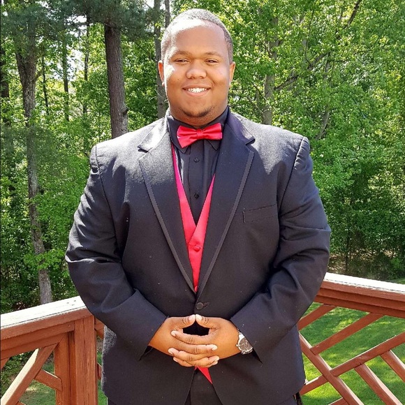 Profile Picture of Travis Mervin (@travismervin) on Poshmark