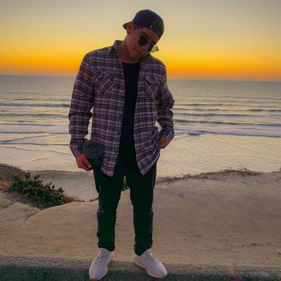 Profile Picture of Brandon Vera (@zoundwave) on Poshmark