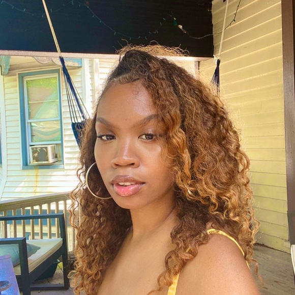 Profile Picture of Zhara Baksh (@zyasi) on Poshmark
