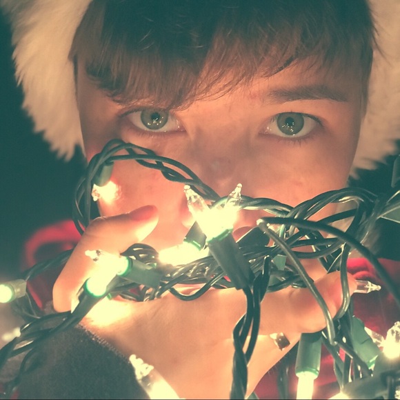 Profile Picture of Aaron Oliver (@aaronoliver) on Poshmark