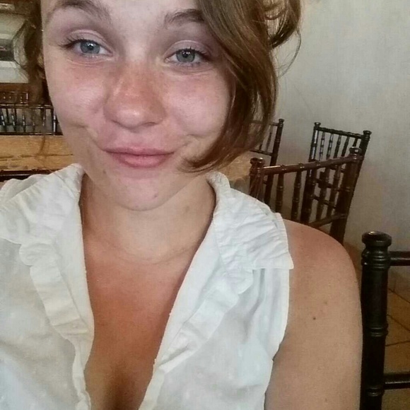 Profile Picture of Sam Leavee (@sammala) on Poshmark