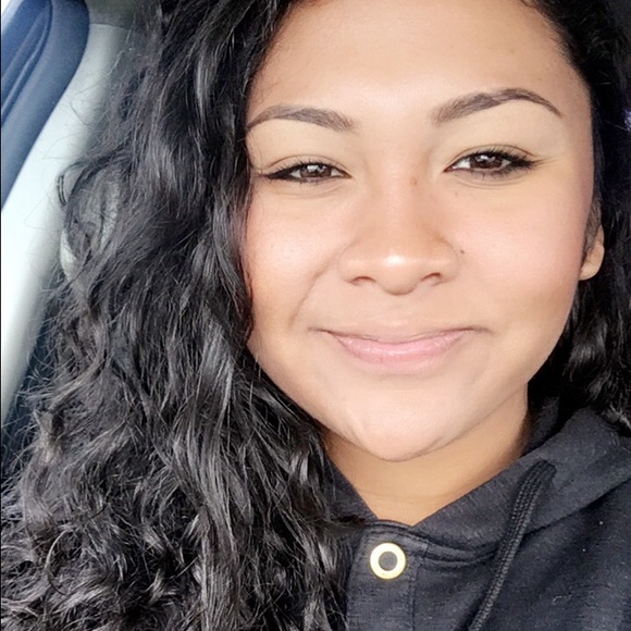 Profile Picture of Giselle Perez (@gisellem28) on Poshmark