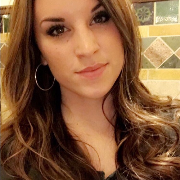 Savannah Kraetsch - Poshmark Profile Picture of Savannah Kraetsch (@skraetsch) on Poshmark