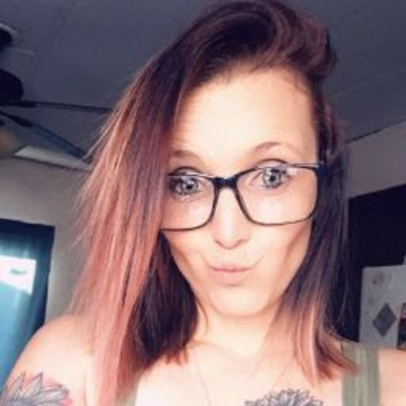 Profile Picture of Becky Massey (@beckymassey83) on Poshmark