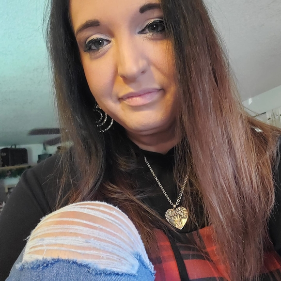 Profile Picture of Cari Polasek (@caripolasek) on Poshmark