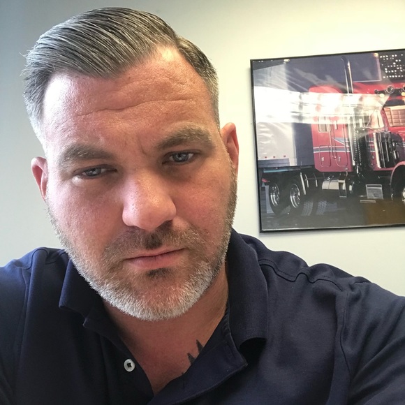 Profile Picture of Mark Schlueter (@mark_schlueter) on Poshmark