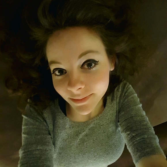 Profile Picture of Selena Weaver (@selena_weaver) on Poshmark